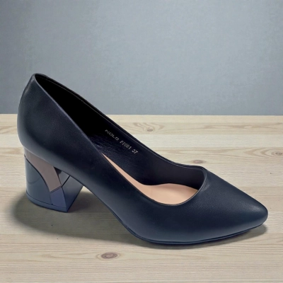 Туфли женские MOLO прессованная кожа черные 12559 Туфли женские MOLO прессованная кожа черные 12559