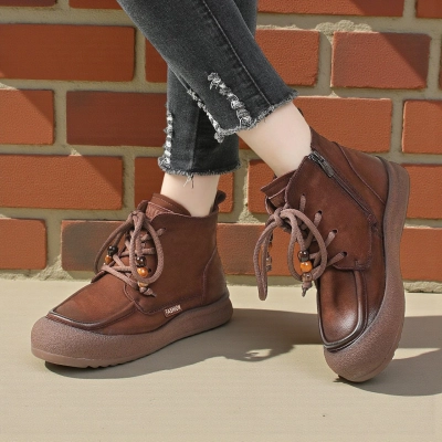 Женские зимние ботинки модели YM083-1 выполнены из натуральной кожи коричневого оттенка Женские зимние ботинки модели YM083-1 выполнены из натуральной кожи коричневого оттенка